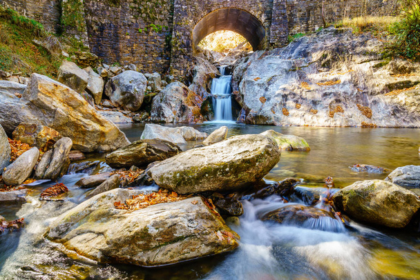 Прекрасний водоспад біля National Scenic Byway in North Carolina - Фото, зображення