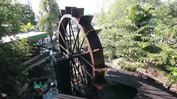 Ξύλο νερό τροχό δυναμικού αεροστροβίλου, τη χρήση της δύναμης του νερού για άρδευση - Πλάνα, βίντεο