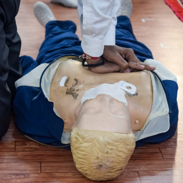 Human dummy lies on the floor during first Aid Training - Cardiopulmonary resuscitation. First aid course on CPR dummy, CPR First Aid Training Concepts - Foto, afbeelding