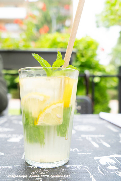 fresh summer lemonade in tall glasses - Foto, imagen