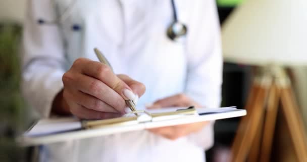 Die Frau schreibt einen Arzt mit einem Stift auf den Ordner, in Großaufnahme. Medizinische Daten des Patienten, Empfang des Krankenwagens - Filmmaterial, Video