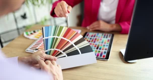 Um homem escolhe com um designer uma cor de paleta, um close-up. Conceito estúdio de design de interiores, esquema de cores - Filmagem, Vídeo