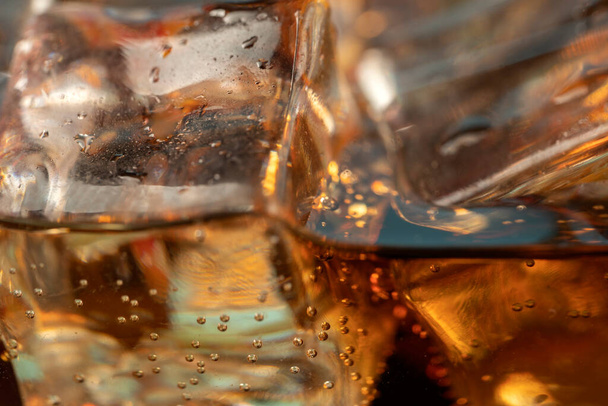 Кока-кола или газировка в стакан с кубиками льда - Фото, изображение
