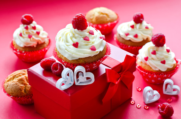 Saint Valentin. Muffins pour le petit déjeuner et coffret cadeau
 - Photo, image