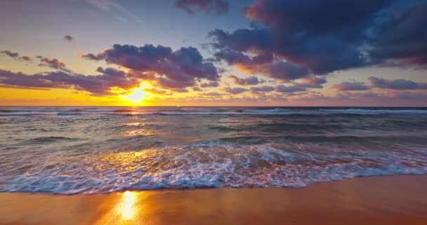 海岸沿いの朝のリラクゼーション。海の波とビーチの上の日の出4kビデオ - 映像、動画