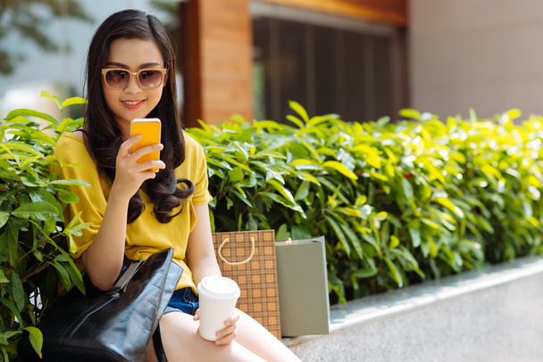 Adolescente chica con mensajes de texto de teléfono al aire libre
 - Foto, imagen