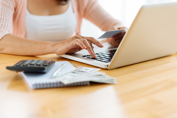 Mujer pagando sus facturas en línea
 - Foto, imagen
