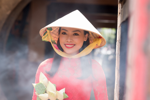 Vietnamská žena v kuželovitý klobouk - Fotografie, Obrázek
