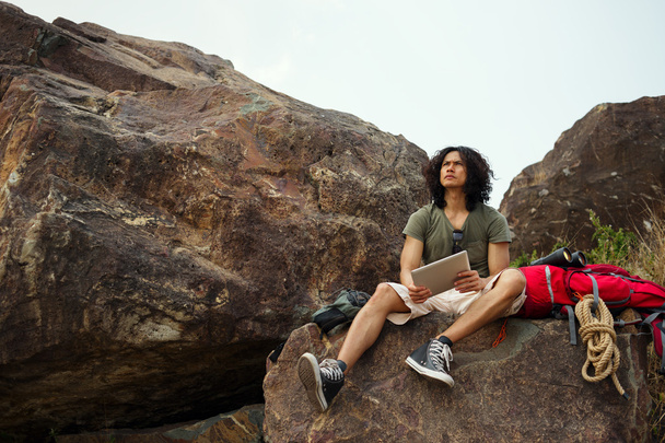 Kayanın üzerinde oturan bir dijital tablet ile macera - Fotoğraf, Görsel