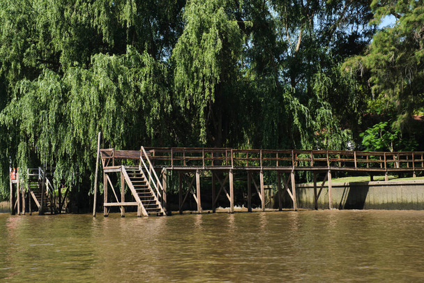 Wooden pier in the Tigre delta, in Buenos Aires, Argentina, a quiet tourist place for weekend getaways. - Foto, afbeelding