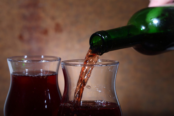 Le vin coule d'une bouteille dans un verre
 - Photo, image