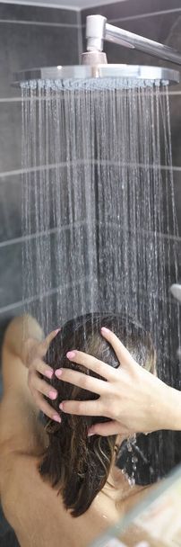 žena si dává studenou sprchu a myje vlasy. Koncept hygieny těla - Fotografie, Obrázek