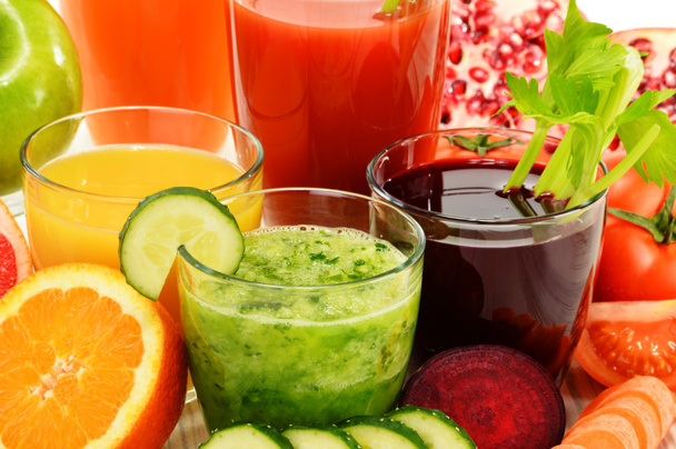 Очки со свежими органическими овощными и фруктовыми соками
 - Фото, изображение
