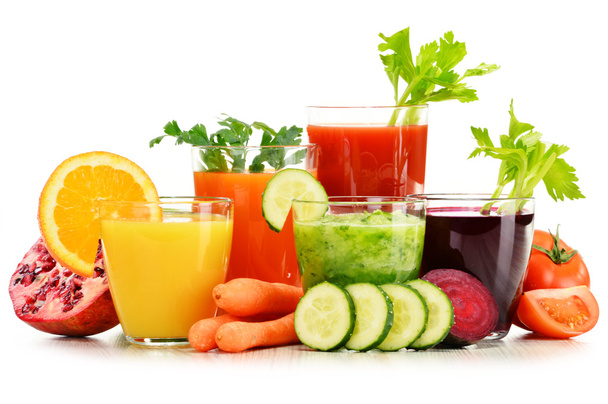 Glazen met verse organische fruit en vruchtensappen op wit - Foto, afbeelding