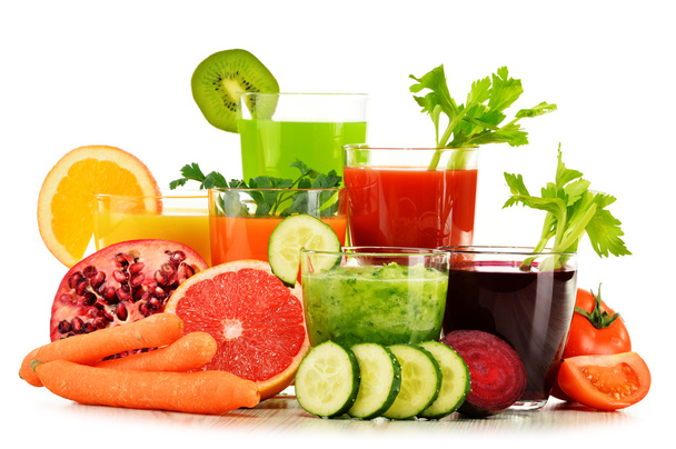 Glazen met verse organische fruit en vruchtensappen op wit - Foto, afbeelding