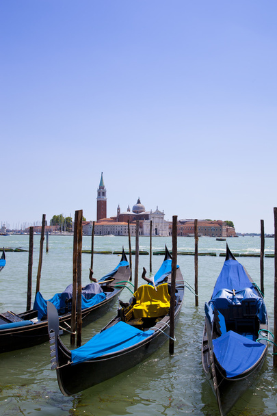 Gondolas in Venice with view over canal - Foto, afbeelding