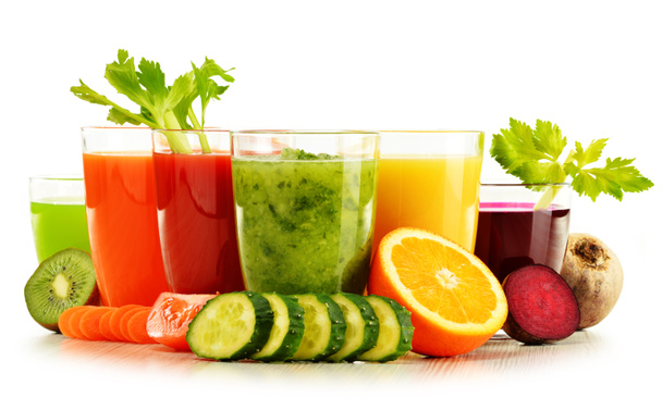 Okulary z świeżych organicznych warzyw i soków owocowych na biały - Zdjęcie, obraz