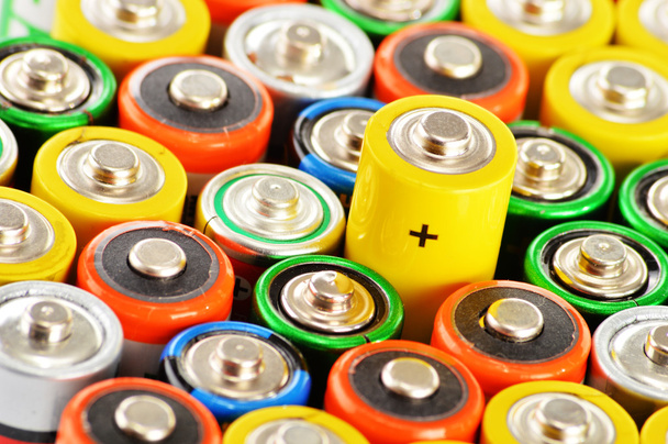 Samenstelling met alkalische batterijen. Chemisch afval - Foto, afbeelding