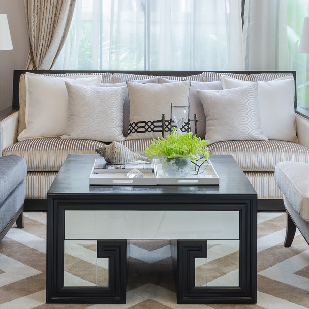 Holztisch und Sofa im Luxus-Wohnzimmer  - Foto, Bild