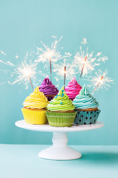 cupcakes com sparklers
 - Foto, Imagem
