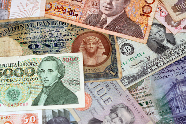 世界各国の古い現金紙幣、複数の通貨の山、国の指導者のプロフィール、古代のお金と異なる起源のヴィンテージレトロな紙幣の山 - 写真・画像
