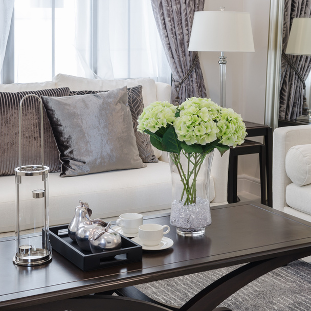 oreillers marron sur canapé dans le salon de luxe
  - Photo, image