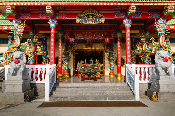 excursion to the Chinese temple on Chalong - Foto, immagini