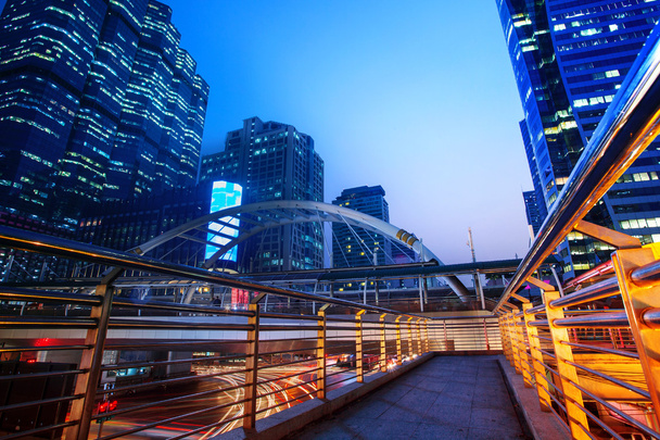hermoso paisaje de la ciudad de iluminación del edificio de oficinas skyline en escuchar
 - Foto, Imagen