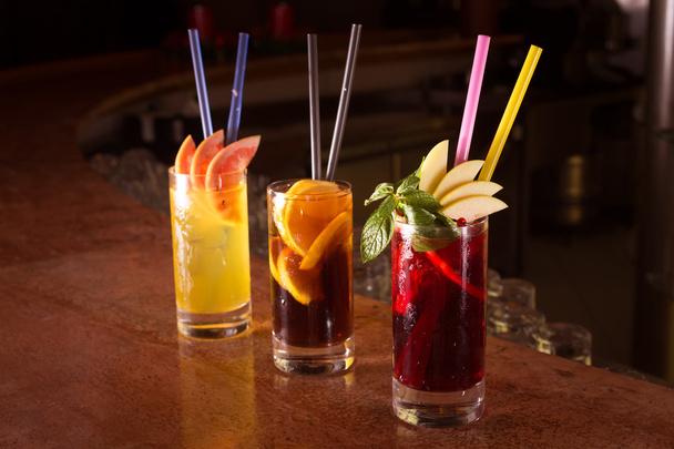 Kirschbombe, Schraubenzieher und cuba libre Cocktails in einem hohen Glas - Foto, Bild