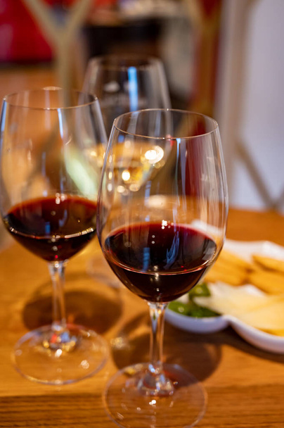 Смакування різних червоних і білих вин ріоха, відвідування виноробних погребів, виноробного регіону Ріоха, Іспанія. - Фото, зображення