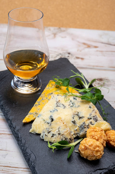 Degustación de malta escocesa o whisky mezclado con quesos ingleses stilton azul y shropshire close up - Foto, imagen
