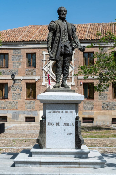 Toledo, Espaa. April 29, 2022: Monument of tribute to Juan De Padilla and blue sky. - Zdjęcie, obraz
