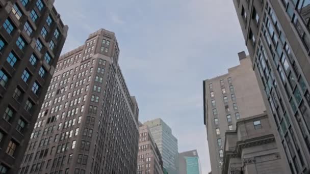 Hermosa vista hacia el cielo azul entre los rascacielos del centro de Manhattan, Nueva York. Nueva York. Estados Unidos. - Metraje, vídeo