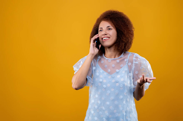 Телефонний дзвінок. Кучерявий молода жінка розмовляє по телефону
 - Фото, зображення