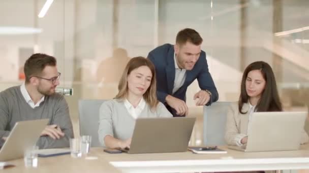 Όμορφος νέος επιχειρηματίας παρουσιάζει τα αποτελέσματα στους συναδέλφους του στο γραφείο - Πλάνα, βίντεο