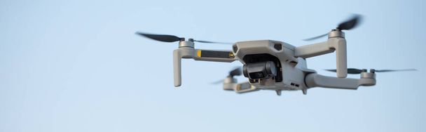 Квадрокоптер с высококачественной камерой на фоне неба - Фото, изображение