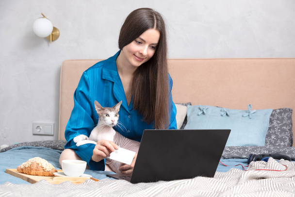 Jolie femme utilisant un ordinateur portable pour acheter quelque chose en ligne - Photo, image