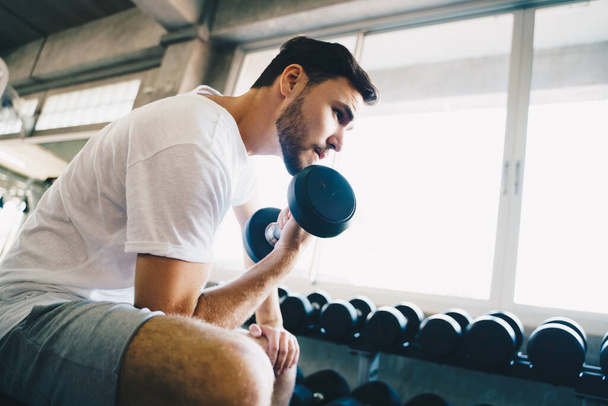 Smart sport homme haltère de levage dans la salle de fitness mode de vie sain - Photo, image