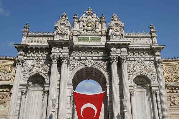 Gate of Dolmabahce Palace in Istanbul City, Turkiye - Foto, Imagen