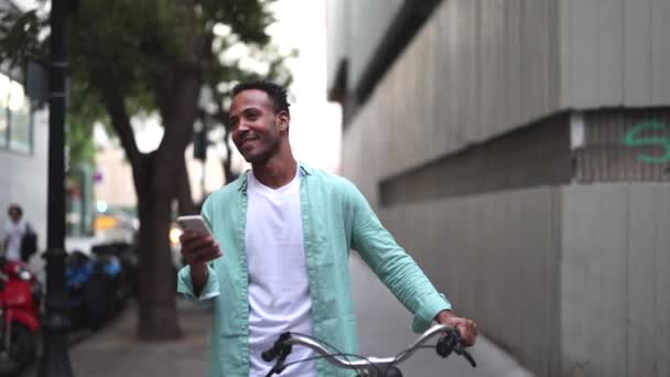 man traveler smartphone bicycle city - backpacker african american boy - - Video, Çekim