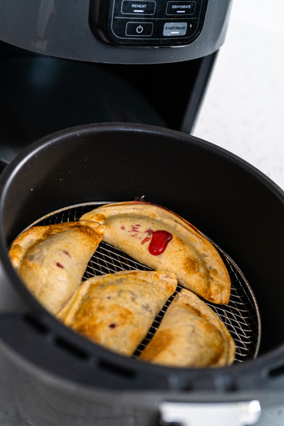 Faire frire des empanadas de cerises douces dans la friteuse. - Photo, image