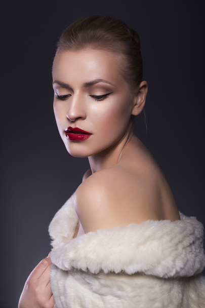 Beleza Mulher Retrato em casaco de pele branca com pele limpa fresca, s
 - Foto, Imagem