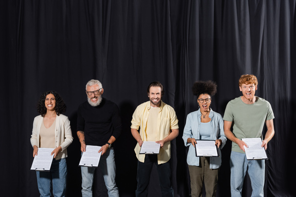 multicultural actors with bearded screenwriter holding clipboards and grimacing at camera during acting skills lesson - Φωτογραφία, εικόνα