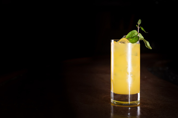 Screw driver cocktail with fresh mint - Фото, изображение