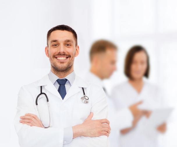 Lächelnder Arzt mit Stethoskop - Foto, Bild