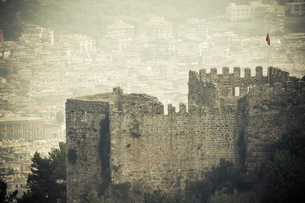Ruïnes van het fort in oude stad Alanië, Turkije. Afgezwakt - Foto, afbeelding