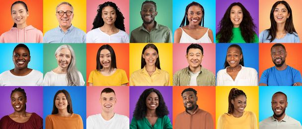 Различные счастливые многоэтнические люди, стоящие изолированно на ярком многоцветном фоне, творческий коллаж с радостными лицами разнообразных мужчин и женщин, позирующих на красочных фоне, панорама - Фото, изображение