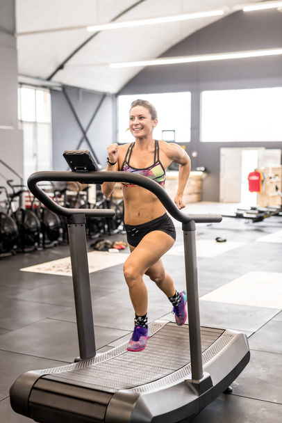 молода жінка тренує тренажерний зал бігова доріжка посміхається щасливий
  - Фото, зображення