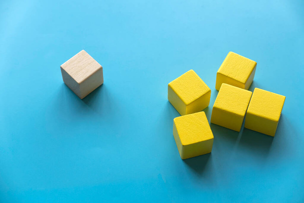 Понятие категории. Различные формы желтого деревянного геометрического блока перестраиваются в свою категорию. - Фото, изображение