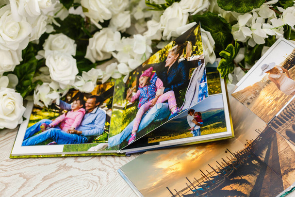 печатными фотографиями семейных летних каникул, лежащих на столе - Фото, изображение